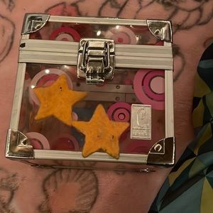 It’s for make up and or necklaces hair stuff